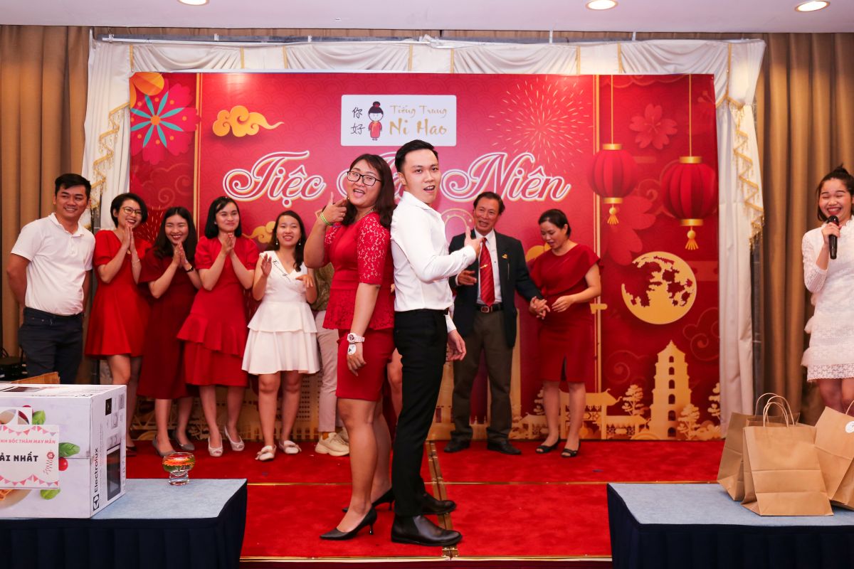 nhân viên tham gia vào trò chơi trên sân khấu với sự hào hứng