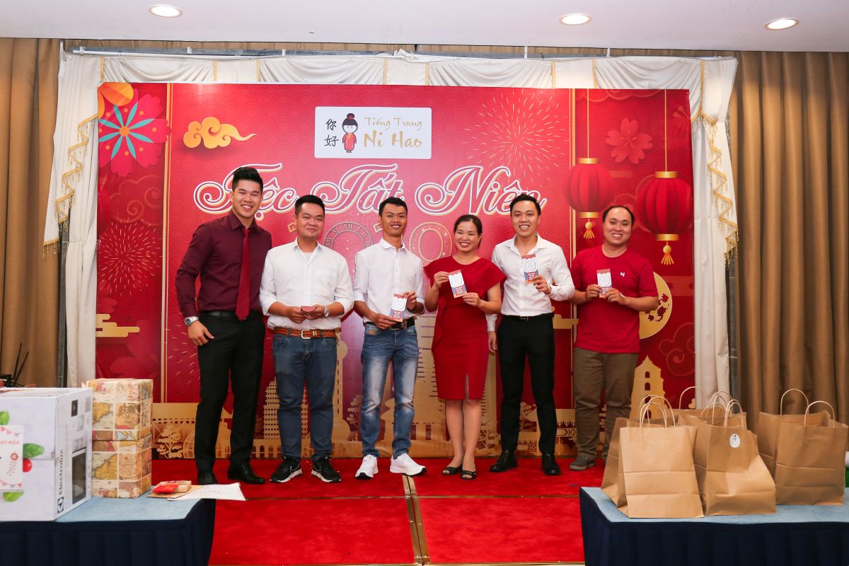 nhóm nhân viên được nhận phần quà từ ban lãnh đạo trên sân khấu