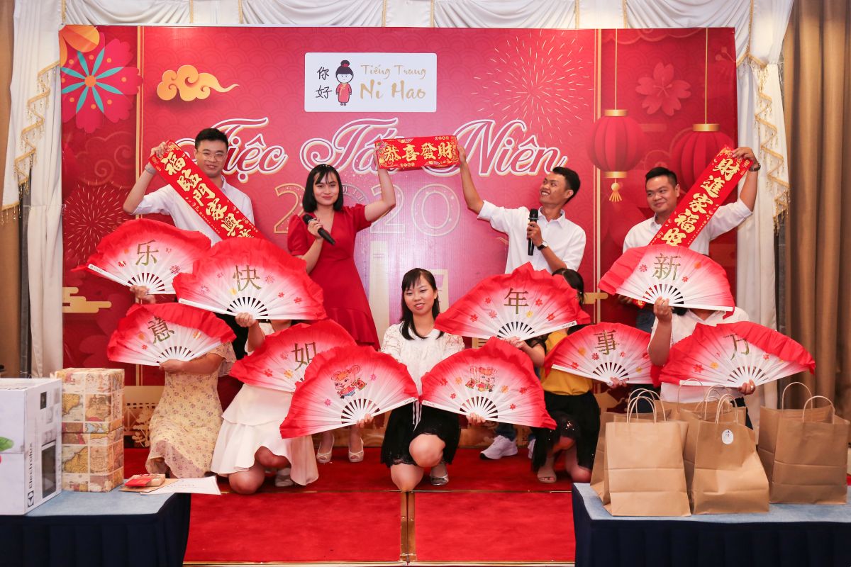 tiết mục múa quạt trung hoa trong buổi tiệc