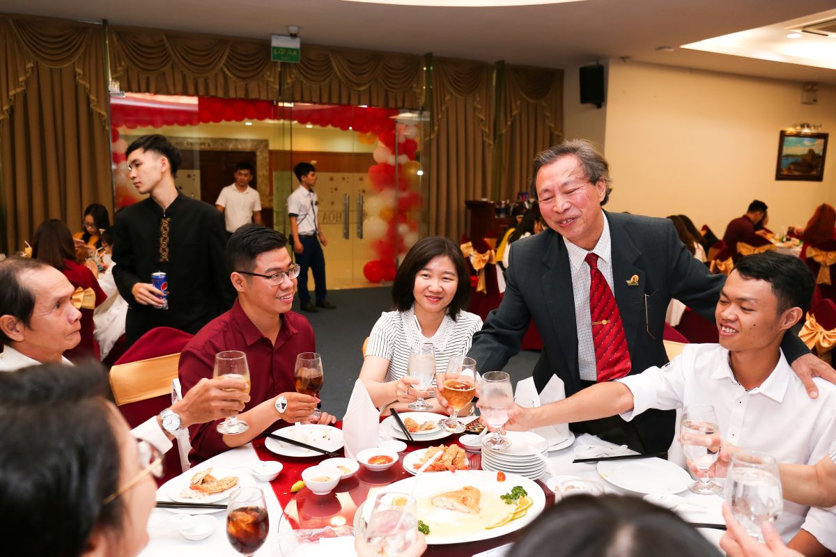 nhân viên vụng ly chúc mừng tại bàn tiệc