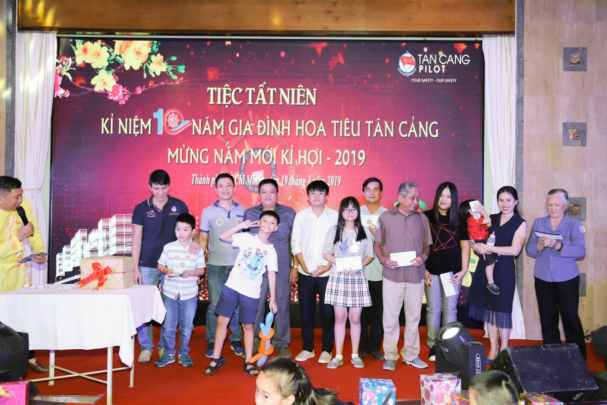 Các em bé có thành tich xuất sắc lên sân khấu nhận giải cùng cha mẹ