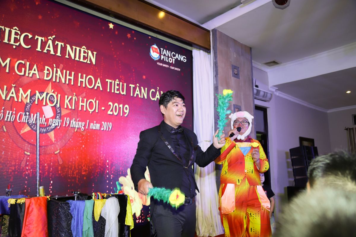 tiết mục ảo thuật trong buổi tiệc tất niên của Tân Cảng