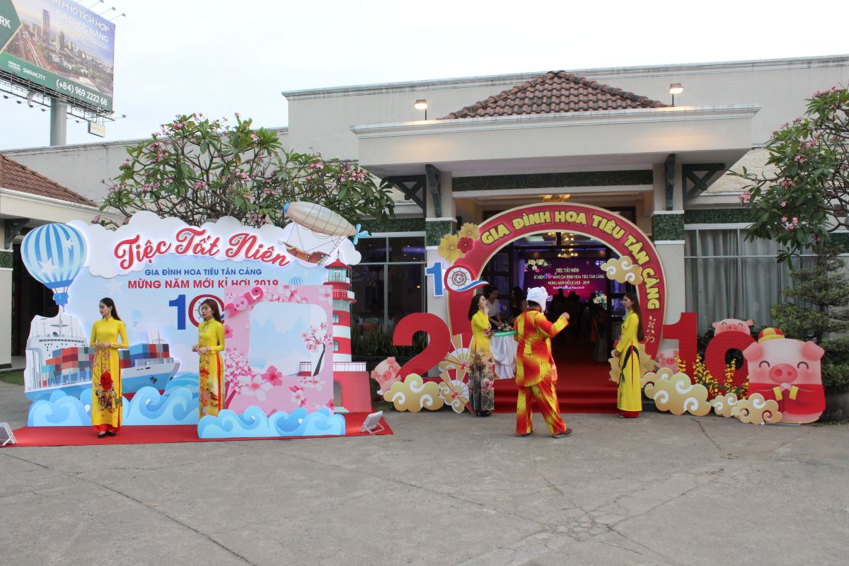 toàn cảnh các hạng mục trang trí (photobooth, cổng chào) của buổi tiệc tất niên