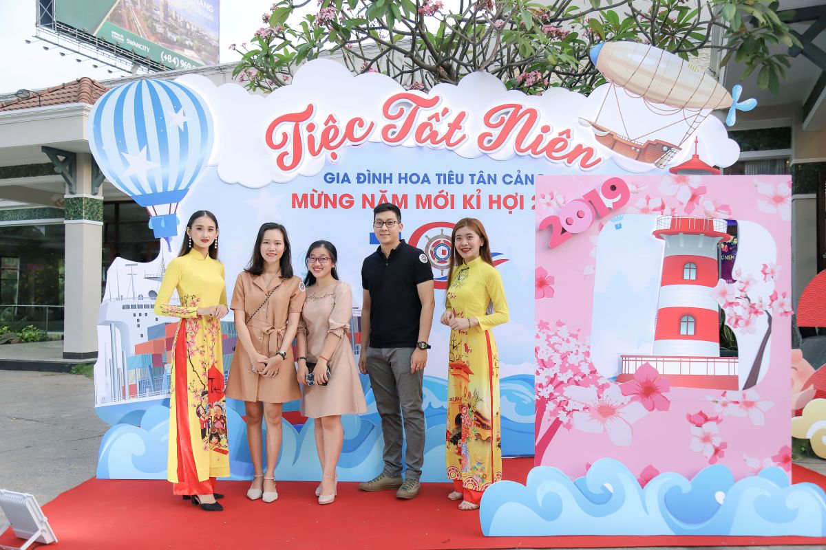 nhóm nhân viên check in tại photobooth 