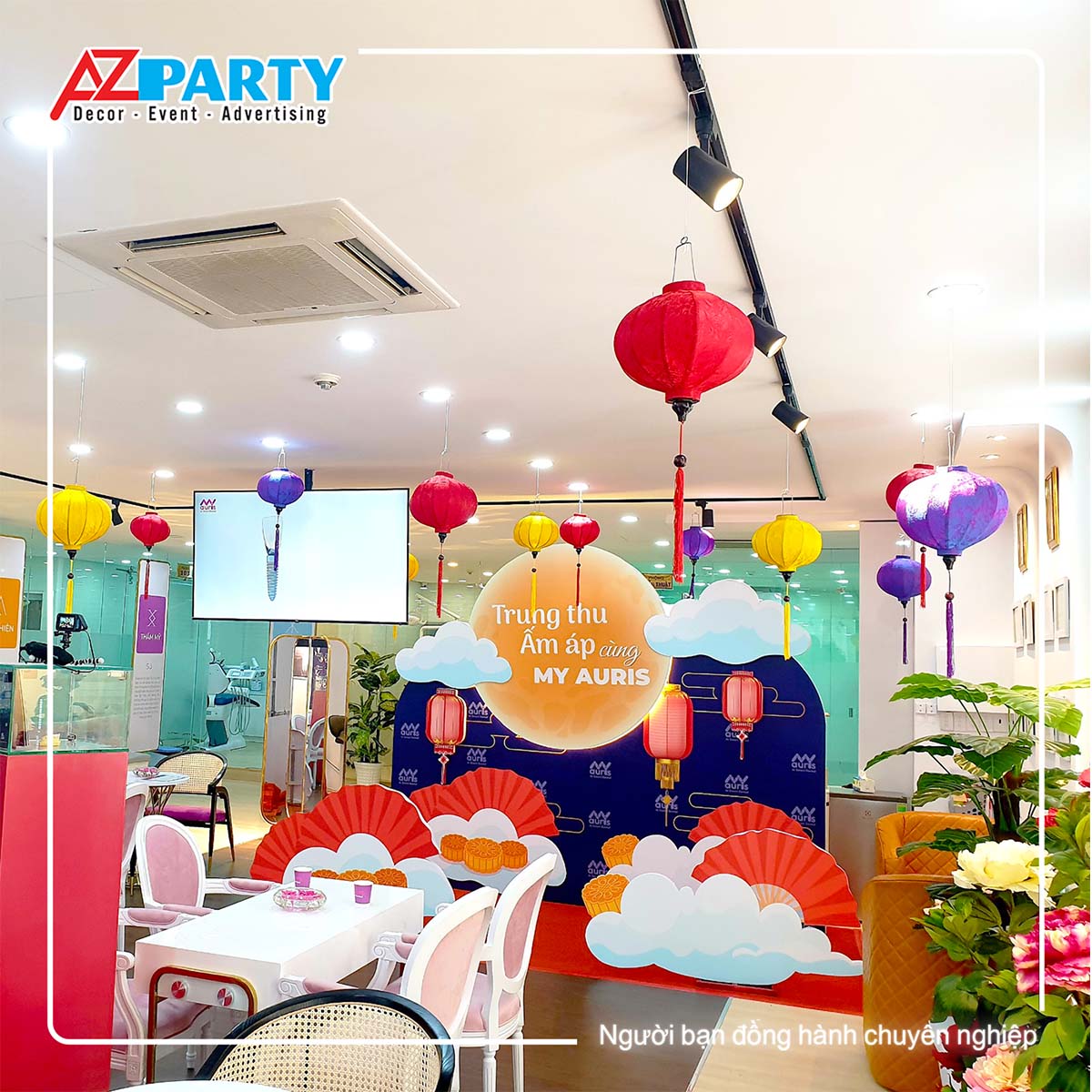 Lồng đèn treo tường giúp tiểu cảnh thêm lung linh 