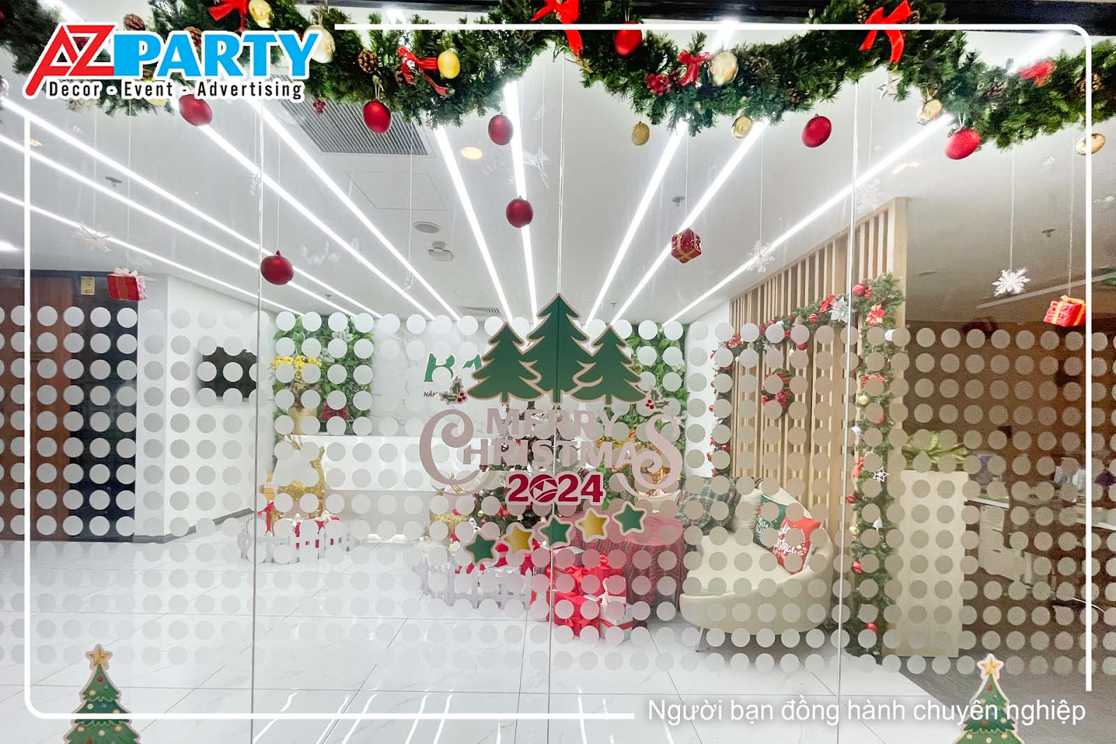 Dán decal và trang trí dây thông cho cửa 