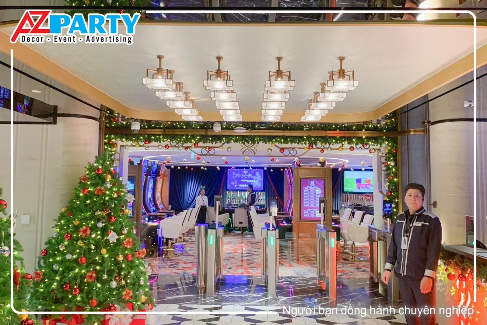 Trang noel cửa ra vào với cây thông và dây thông viền ở cửa