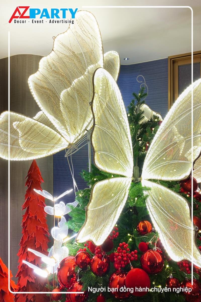 Decor cây thông với cánh bướm lấp lánh