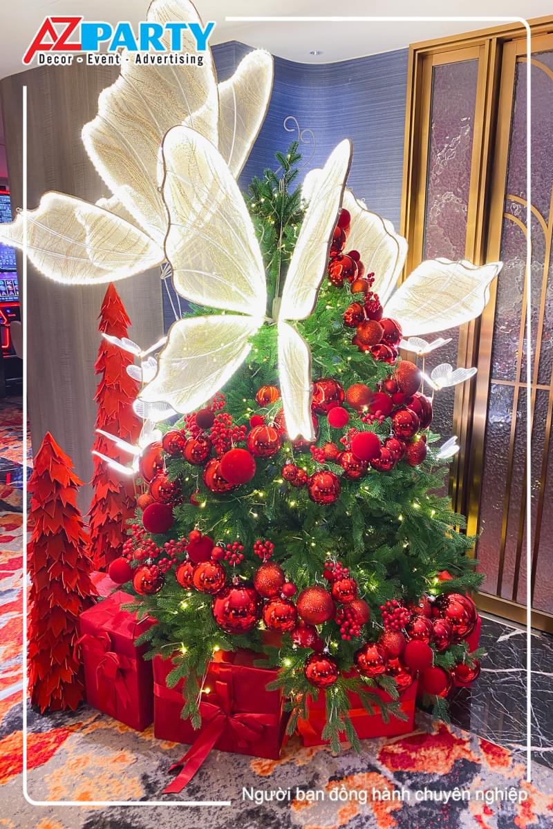 Trang trí cây thông noel độc đáo với châu đỏ và canh bướm lung linh
