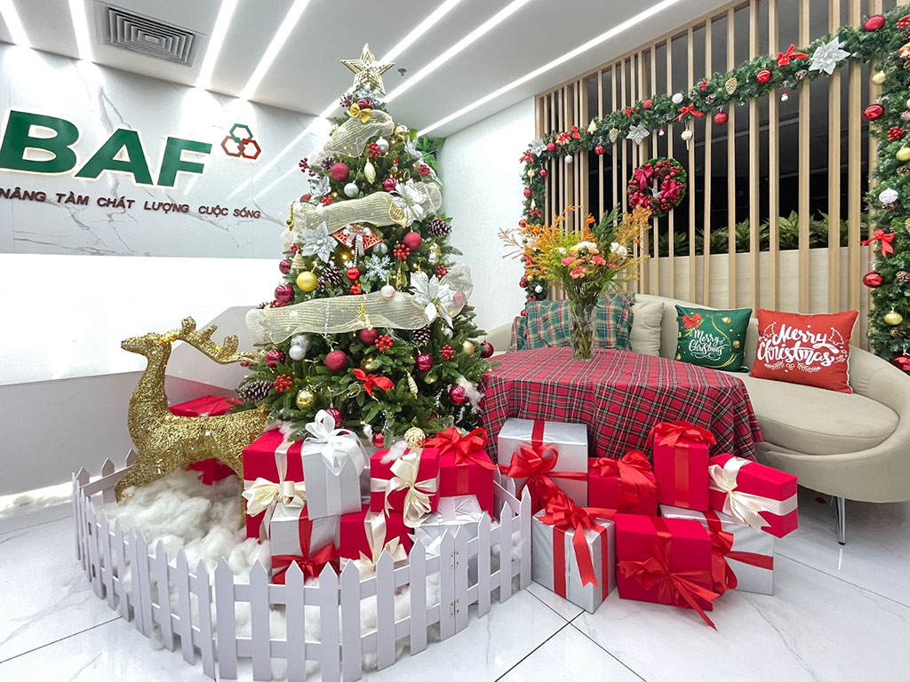 Trang trí cây thông văn phòng