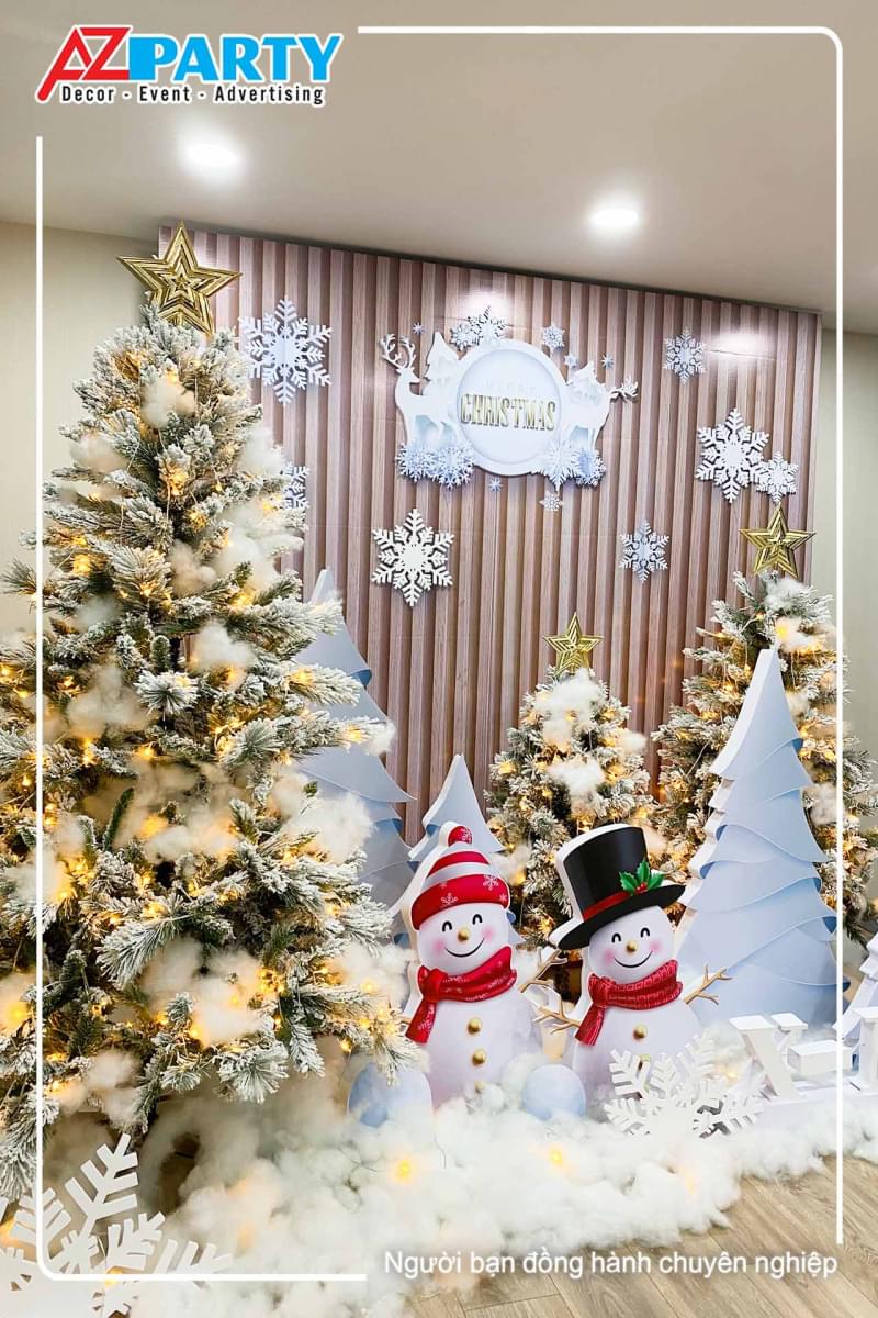 Cây thông noel phủ tuyết toen trắng