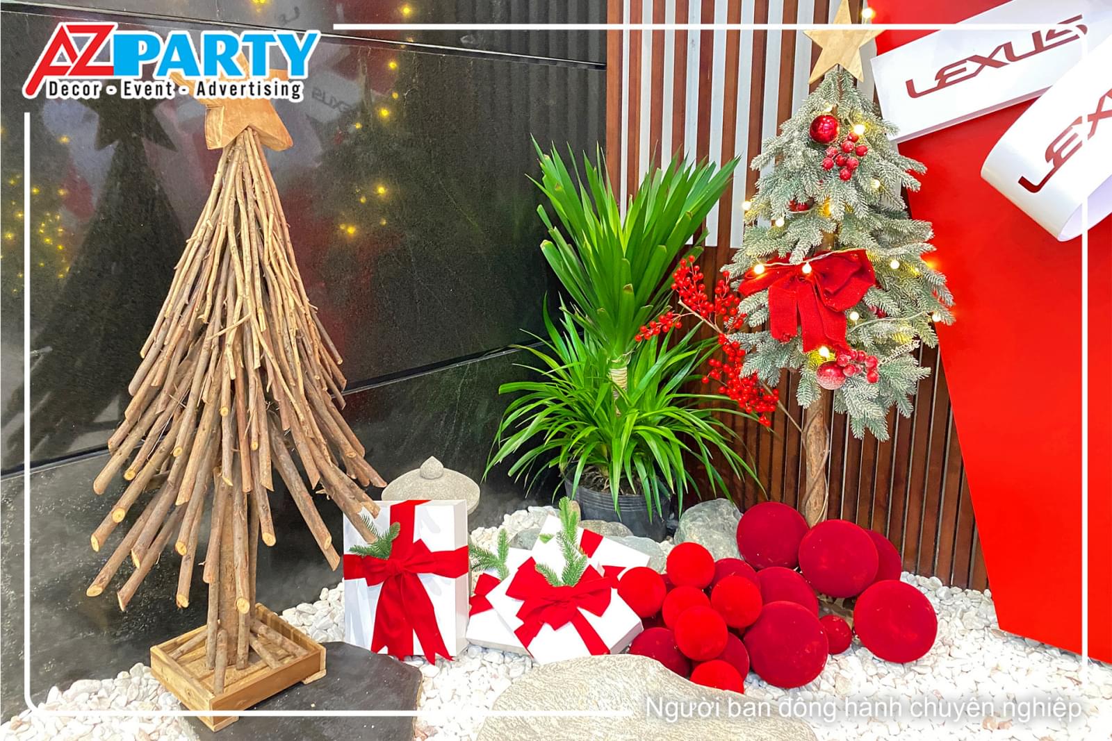 Góc nhỏ xinh xắn với cây thông gỗ, hộp quà noel