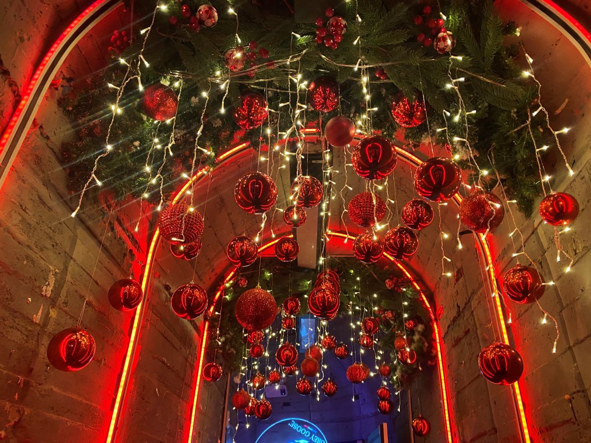 Trang trí noel tại nối ra vào tại khu 13 club với quả châu, dây thông và dây đèn led