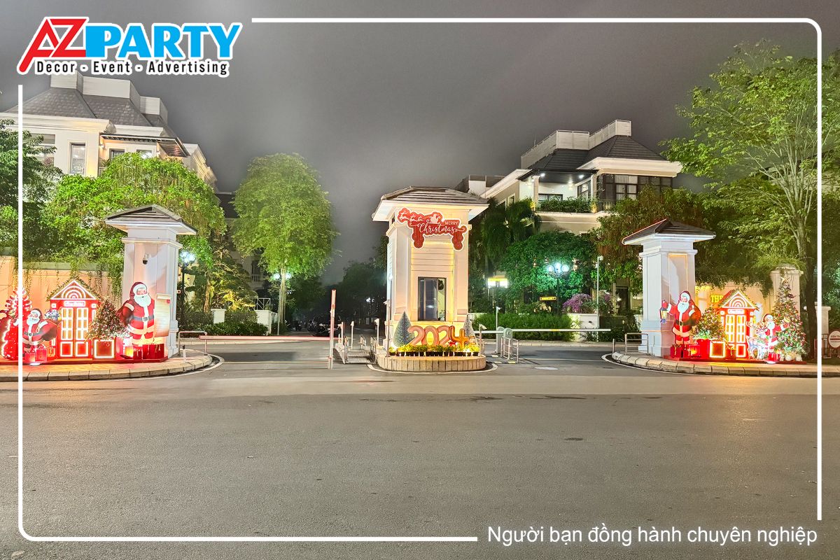 Tiểu cảnh noel trang trí tại cổng khu villas Vinhomes Central Park, tại các chân cột cổng được decor với các mô hình phone booth, ông già noel, cây thông noel với ánh đèn vàng ấm áp