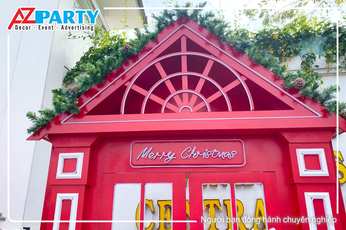 trên mái phonebooth được trang trí bằng dây leo thông 