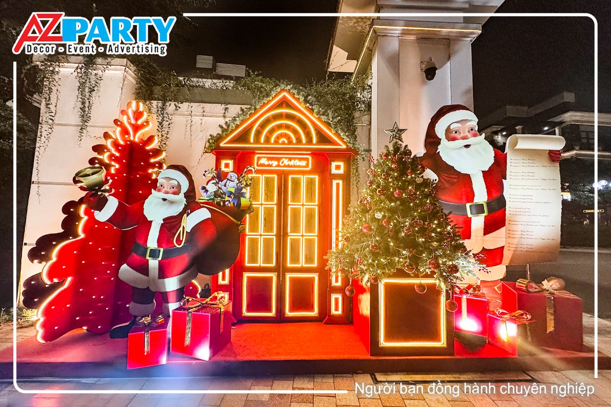 tiểu cảnh ông già noel cầm chiếc chuông vàng và vác bao quà, ở giữa là mô hình phone booth ngoài cùng là hình ông già noel cầm danh sách quà tặng cùng những hộp quà lớn ở dưới chân