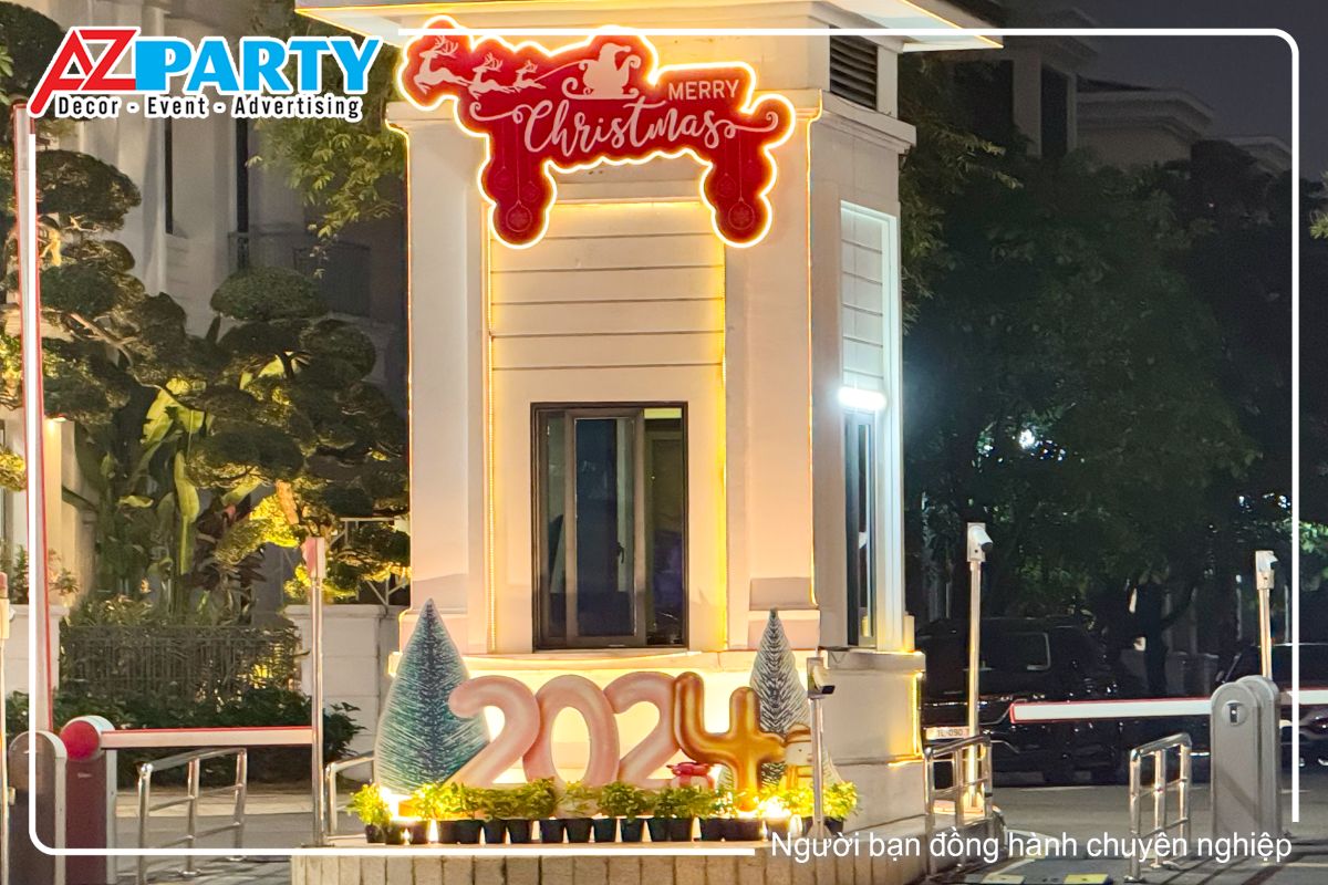 dòng chữ merry chrismast và số 2024 đặt tại một cột cổng