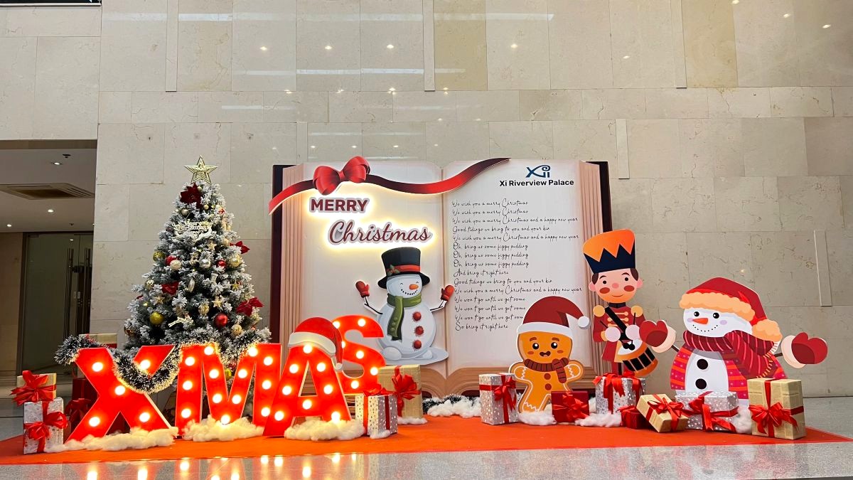 Tiểu cảnh noel tại Xi Riverview Palace nổi bật với backdrop hình cuốn sách