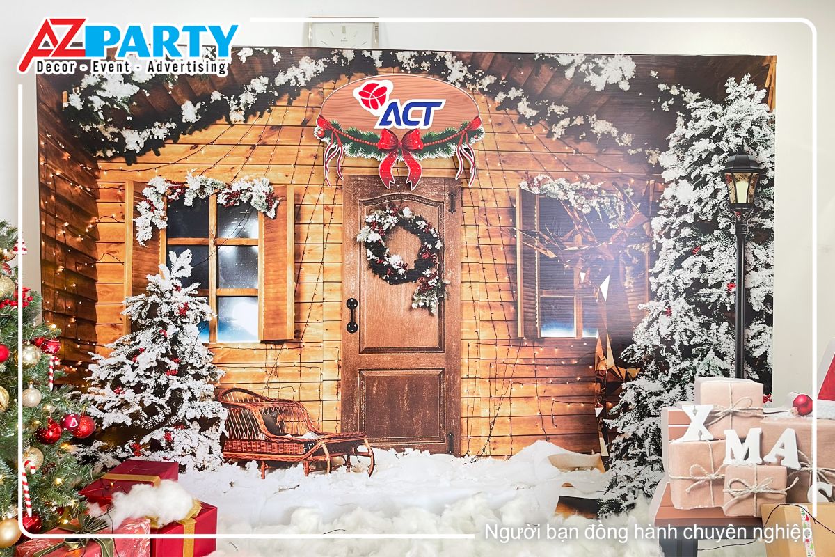 cận cảnh ngôi nhà gỗ , trên mái là những dây thông phủ đầy tuyết, trước hiên nhà là những cây thông giáng sinh