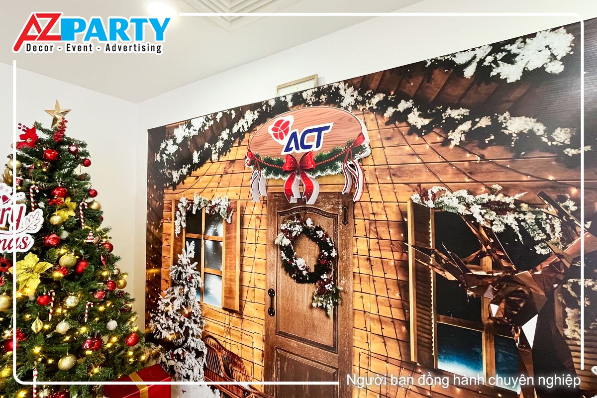 logo của công ty ACT được làm nổi khổi, bên dưới là dây thông với nơ đỏ rực rỡ