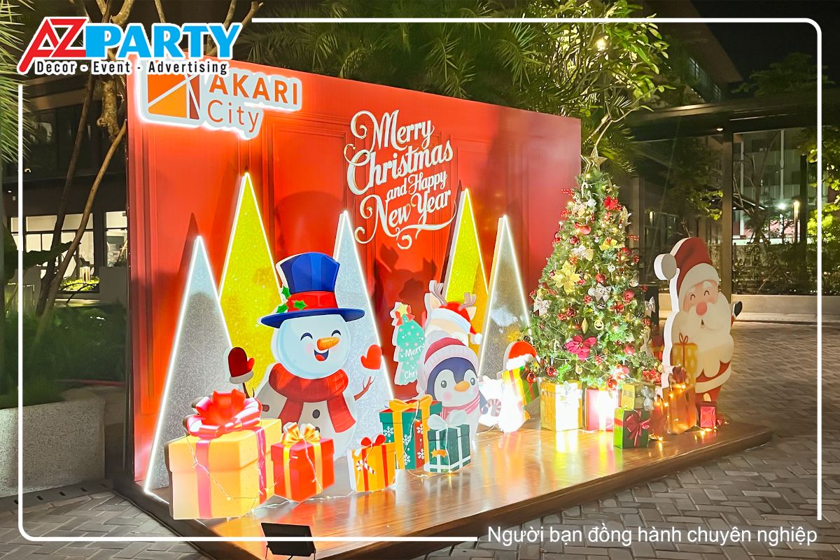 Góc chụp bên trái của tiểu cảnh noel, nhìn rõ nét hơn chú người tuyết dễ thương và thân thiện, đầu đội nón và quàng khăn len