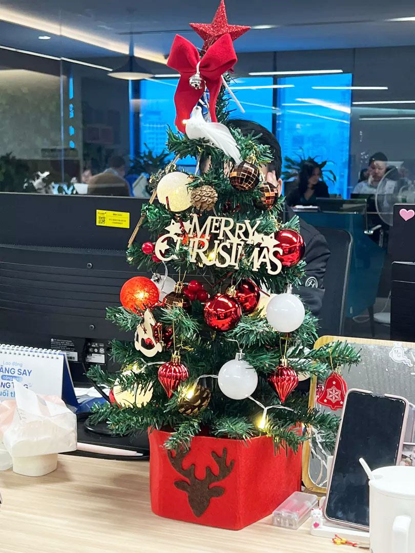 Trang trí cây thông 60cm tại bàn làm việc văn phòng