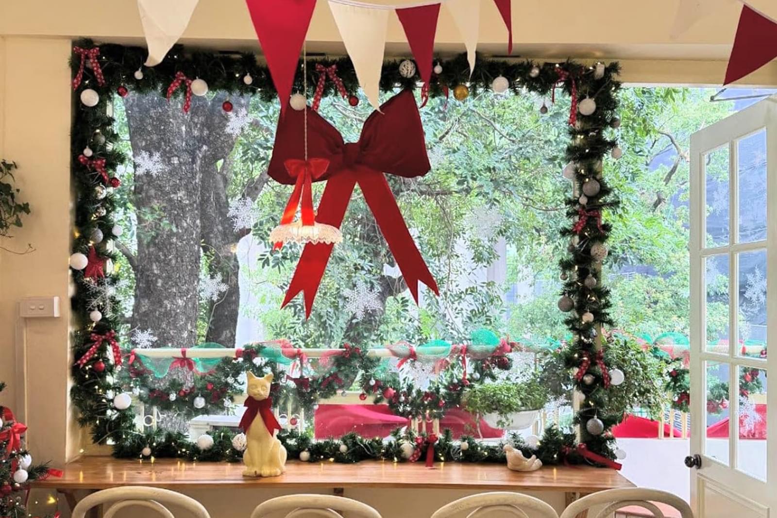 Góc trang trí cửa số quán cafe