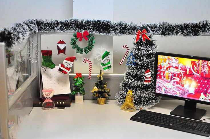 trang trí bàn làm việc văn phòng với cây thông noel và dây thông và các phụ kiện trang trí 