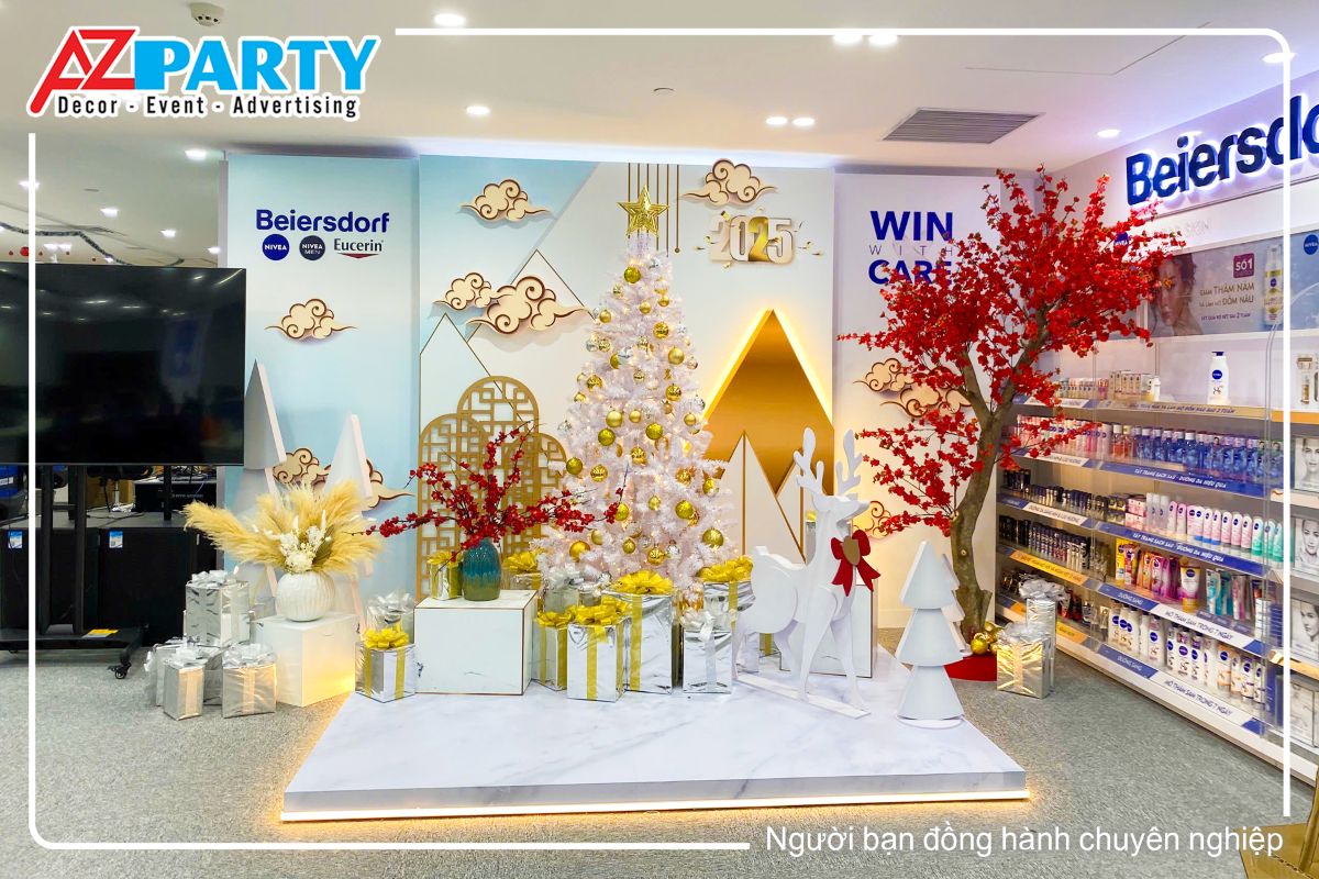 Toàn cảnh noel tại văn phòng công ty Beiersdorf với 3 màu trắng, vàng và đỏ nổi bật. Giữ tiểu cảnh là hình cây thông noel màu trắng cùng chú tuần lộc, hai bên là cây đào và bình hoa đào đỏ. Dưới gốc là các hộp quà noel sang trọng 