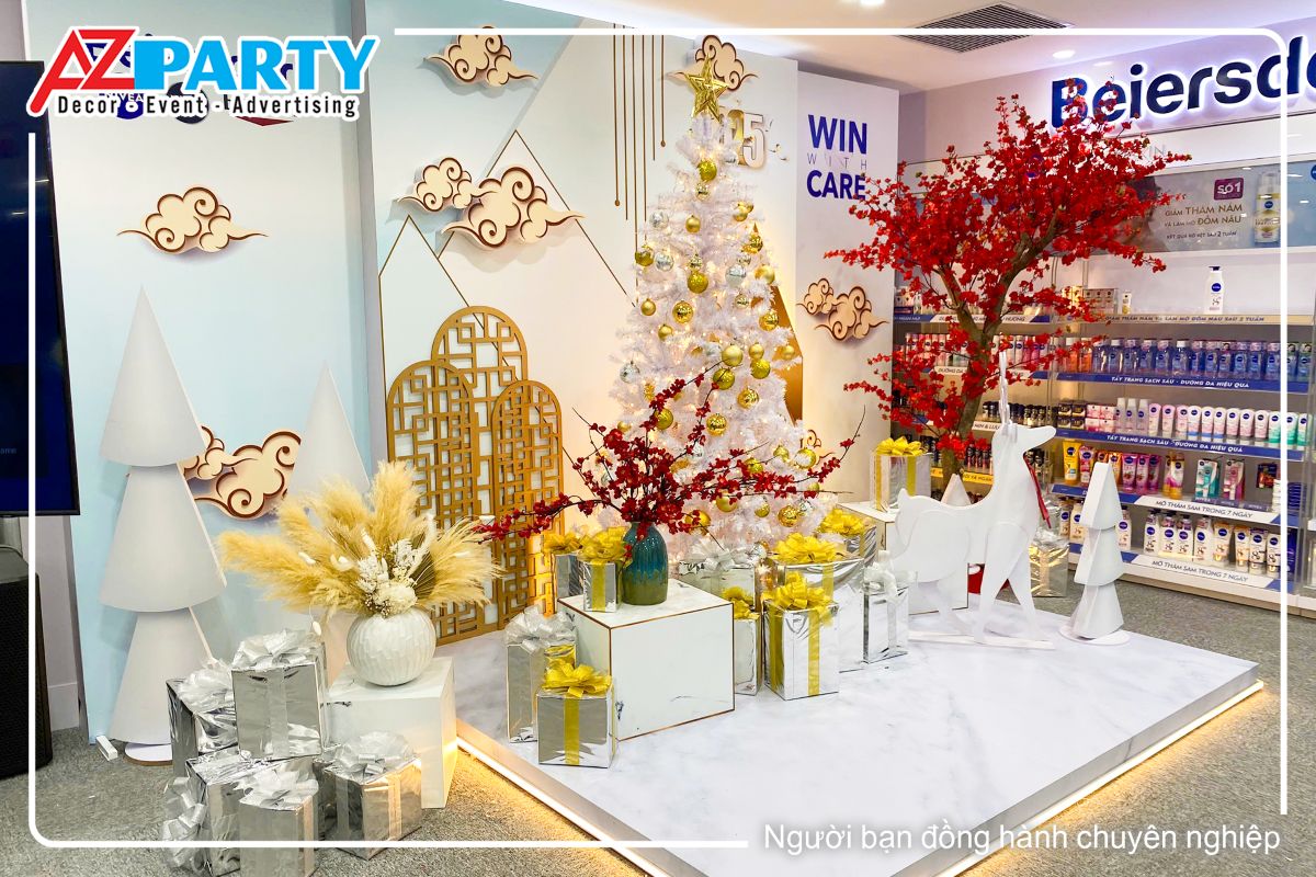 góc trái của tiểu cảnh noel tại Beiersdorf, điểm nhấn là hình ảnh cây thông trắng và đào đỏ