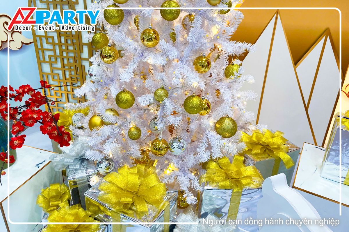 Quả châu màu vàng đính kim tuyến trên cây thông