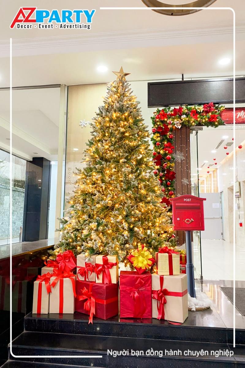 cây thông noel bên trái, dưới gốc cây là những hộp quà