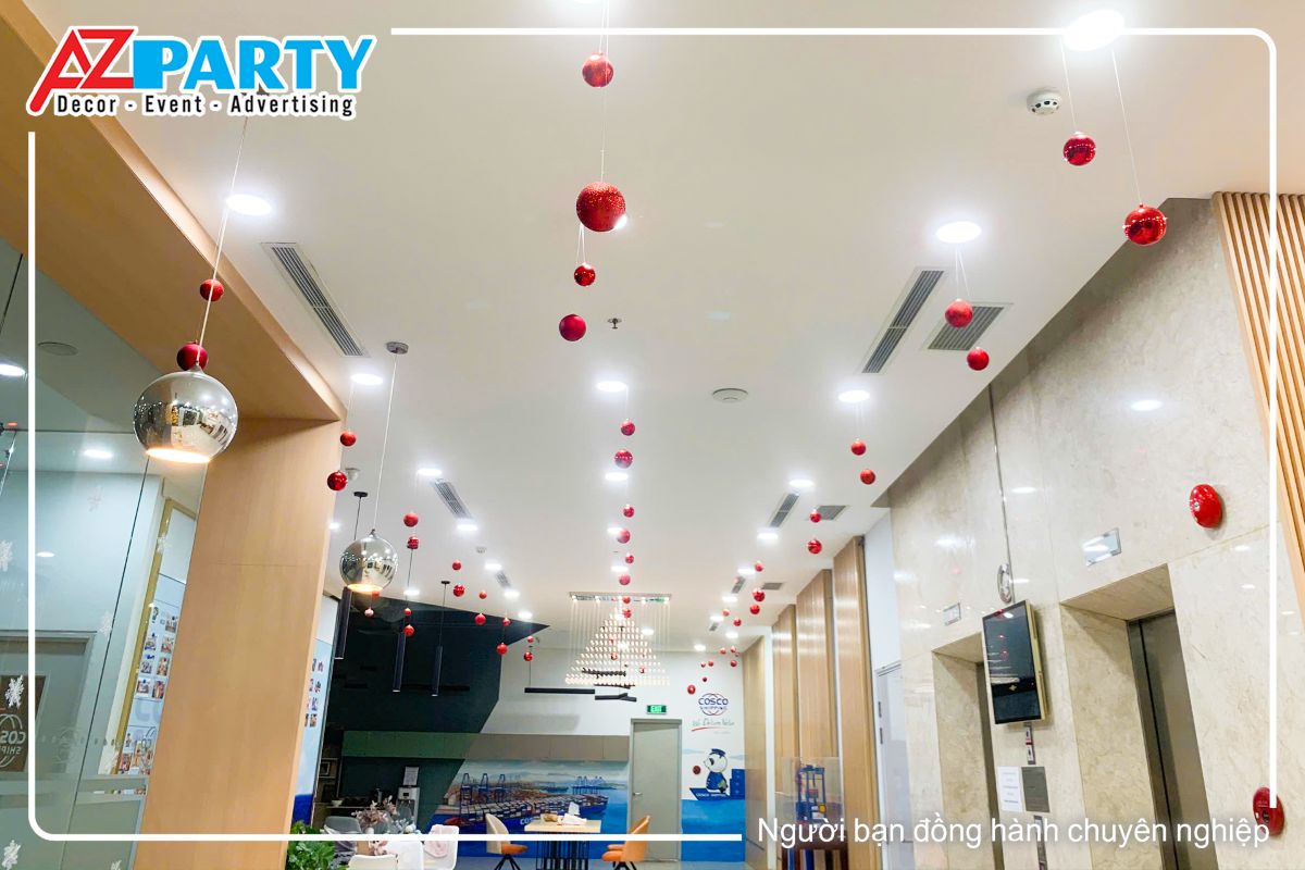 trên trần nhà văn phòng Cosco được treo những quả châu đỏ và trắng lấp lánh