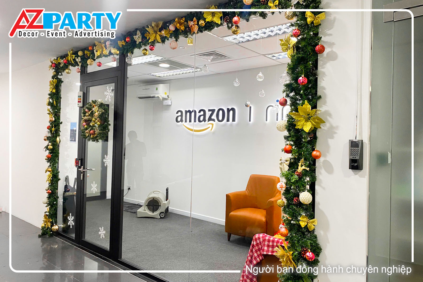 Trang trí noel cửa văn phòng 