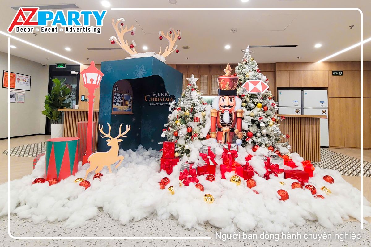 Tiểu cảnh noel tại HSBC với hình ảnh chú lính chì, chú hươu vàng, gift box và cây thông noel, nền sử dụng bông giả tuyết trắng