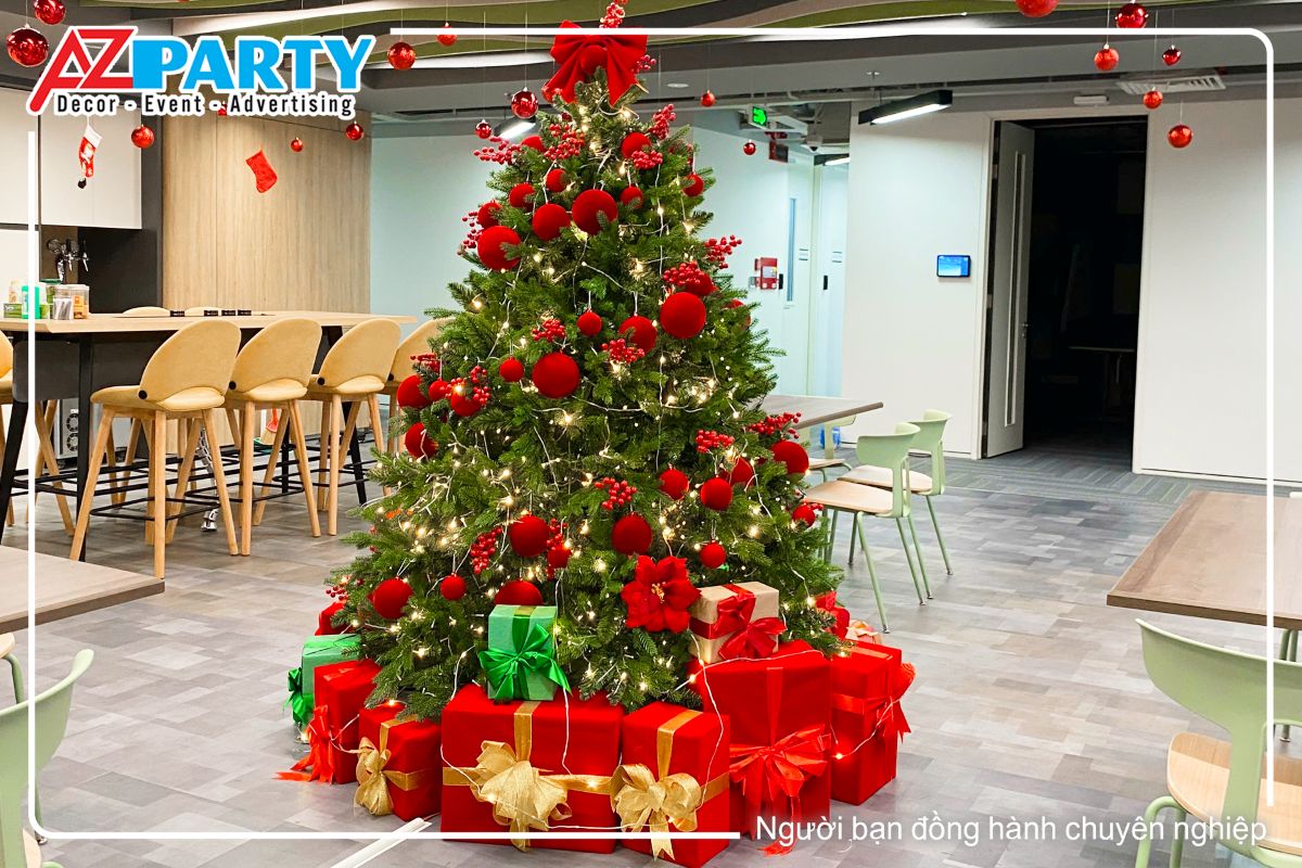 cây thông noel với hình ngôi sao ở trên ngọn, thân cây có treo các quả châu đỏ, gốc cây có đặt các hộp quà giáng sinh