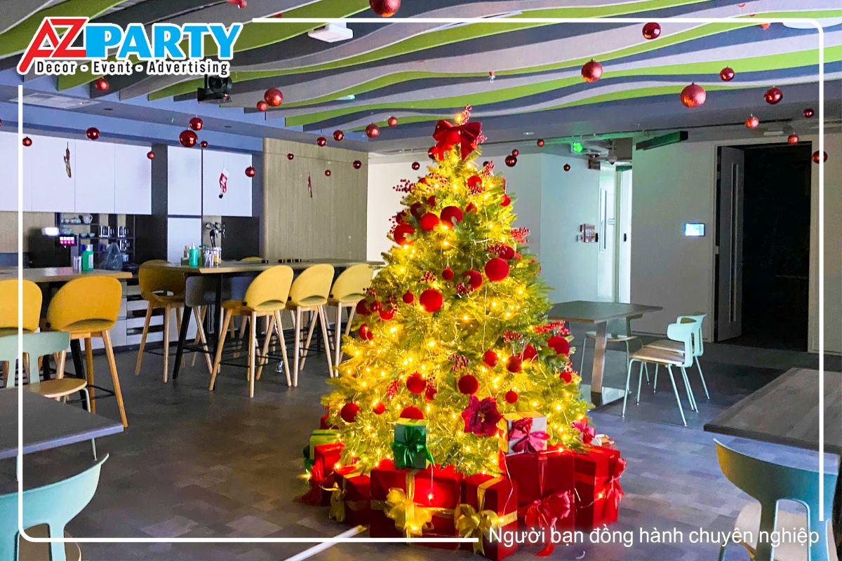 cây thông noel khi lên đèn vàng tạo ra không khí noel lung linh và ấm cúng