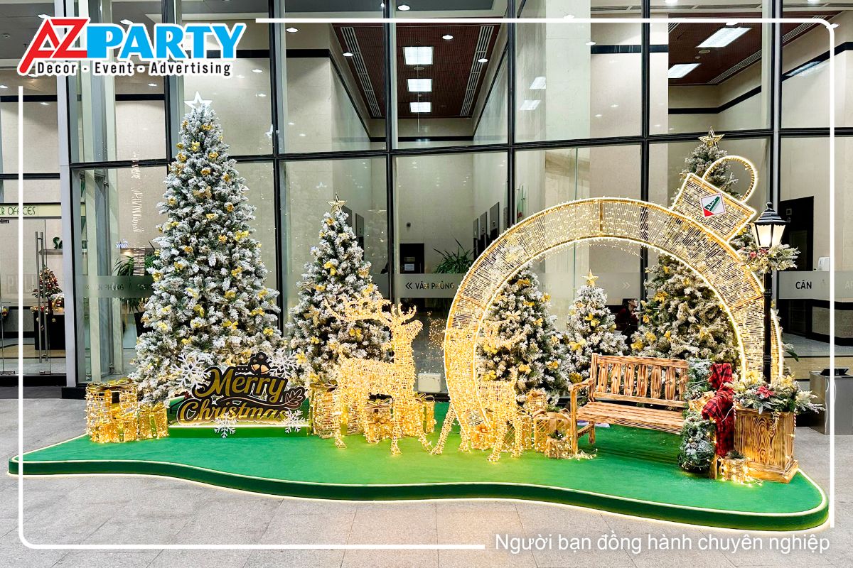 tiểu cảnh noel tại CC1, nổi bật là rừng thông phủ tuyết, trước mặt là những chú tuần lộc quấn đèn led, bên góc phải là cổng đền led và ghế gỗ để ngồi check in