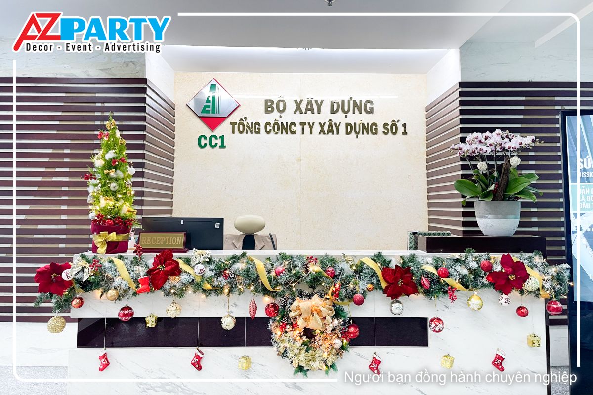 trang trí dây thông tại quầy lễ tân chính, trên bàn có đặt một cây thông mini