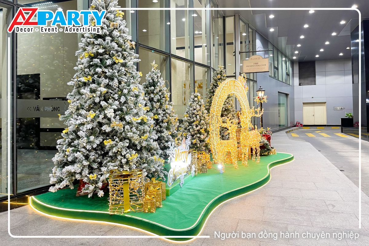 góc chụp bên trái của tiểu cảnh noel, góc này có thể quan sát kỹ hơn về rừng thông