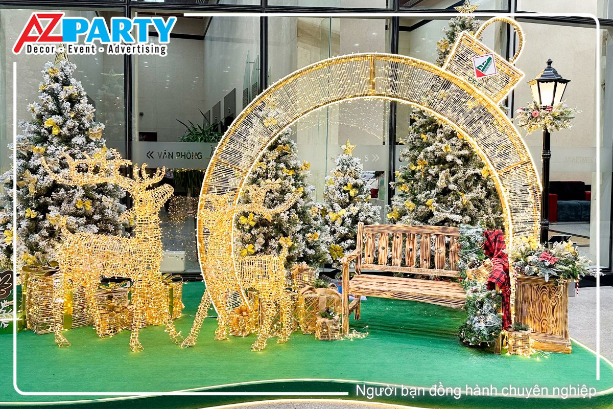 chú tuần lộc quấn đèn led, cổng vòm với đèn led, bên dưới là ghế gỗ và họp quà quấn đèn led