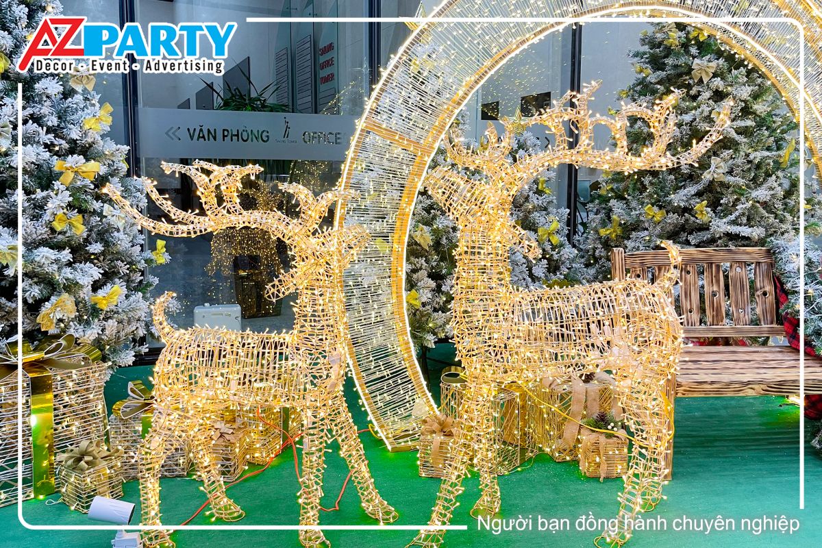 2 chú tuần lộc với đèn vàng lấp lánh