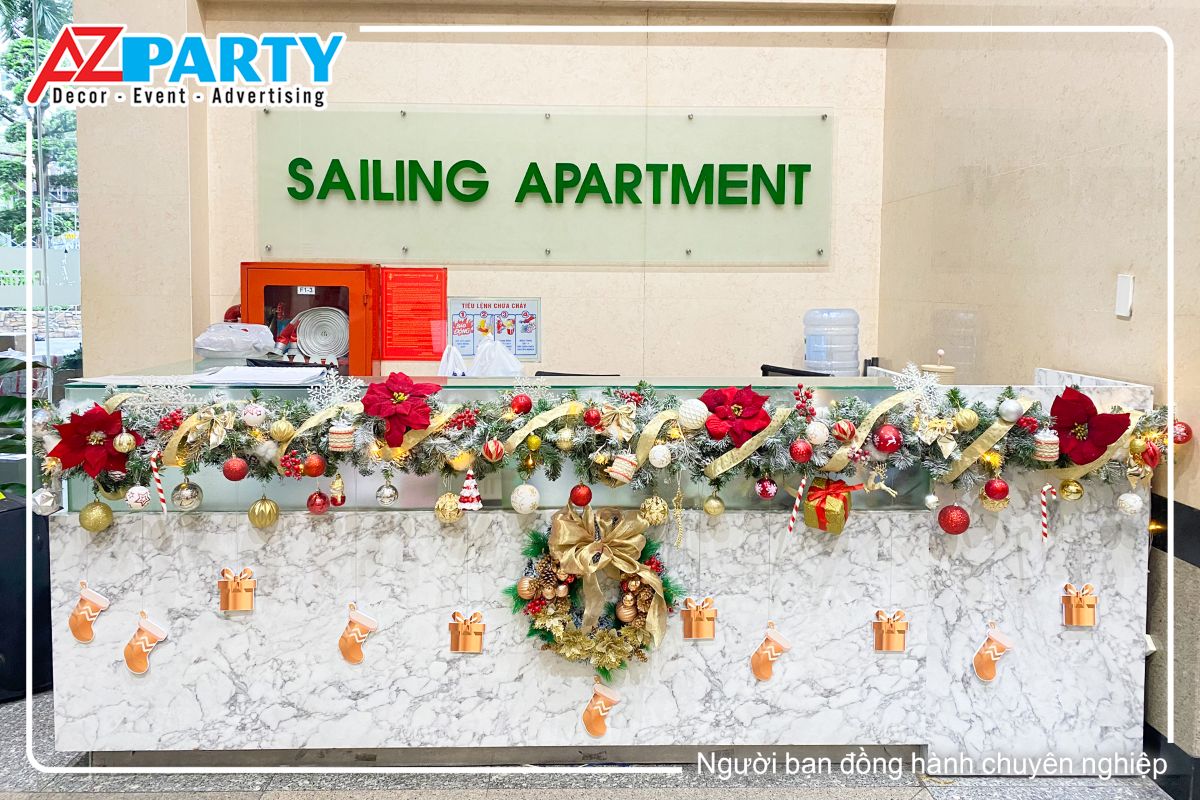 quầy lễ tân được trang trí với dây thông kèm theo các phụ kiện như quả châu, vòng nguyệt quế giáng sinh, hoa trạng nguyên