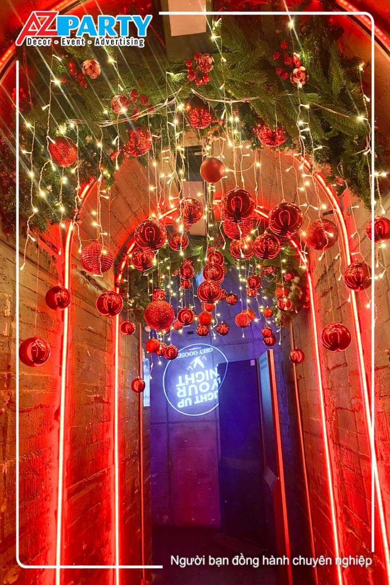 toàn cảnh lối đi vào bên trong của khu 13 club được treo đèn và quả châu đỏ