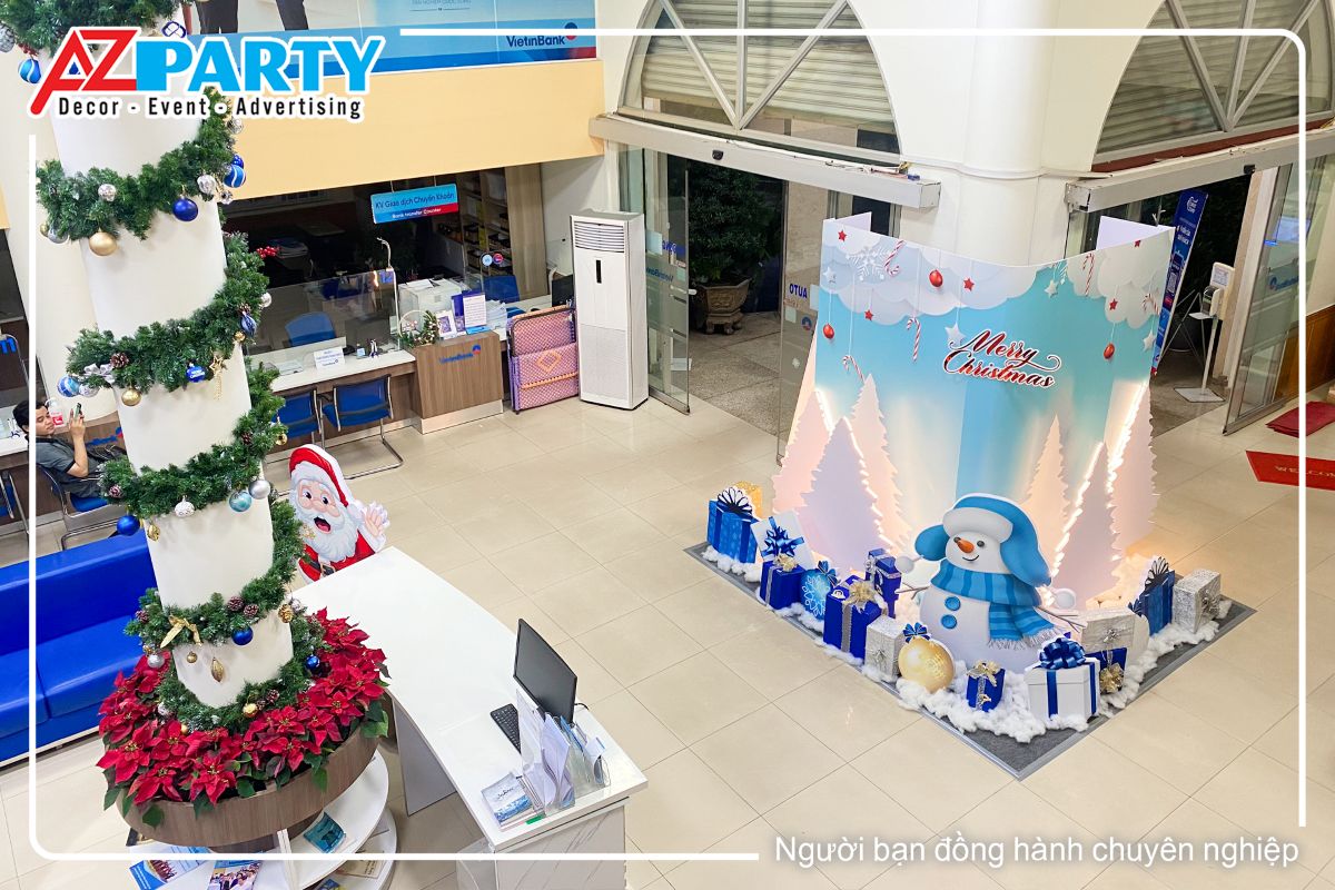 khu vực sản giao dịch ngân hàng VietinBank được trang trí bởi tiểu cảnh người tuyết dễ thương, dây thông quấn quanh cột và ông già noel vác bao quà 