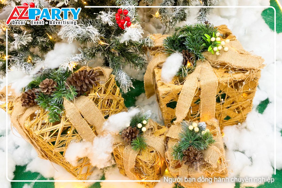 hộp quà giáng sinh với chất liệu từ thiên nhiên, được đặt dưới gốc cây 