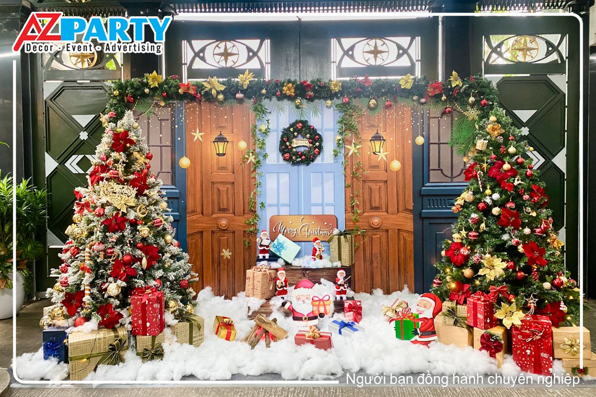 góc tiểu cảnh noel tại nhà chị khách ở thủ đức theo concept cổ điển, với hình ảnh cảnh cửa nhà gỗ trong khu rừng, 2 bên là 2 cây thông phủ tuyết, dưới gốc là những hộp quà, điểm xuyết thêm vào tiểu cảnh là những ông già noel tí hon ngộ nghĩnh