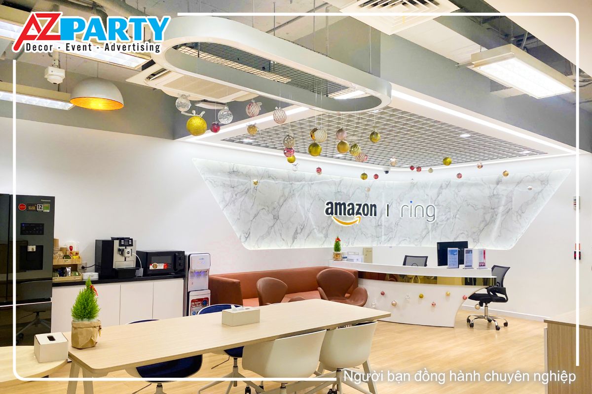 tại phòng văn của Amazon I Ring được treo những quả châu trắng, vàng và đỏ