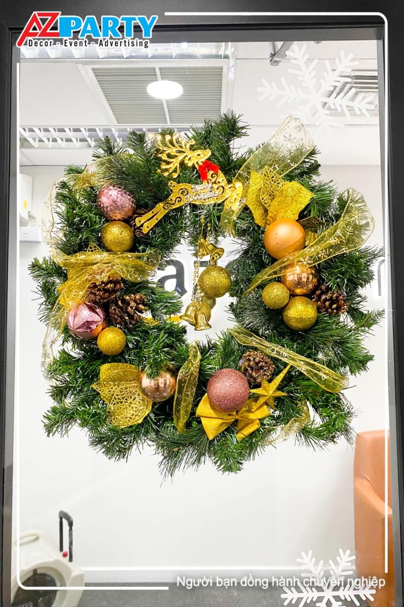 vòng nguyệt quế giáng sinh được treo tại cửa ra vào