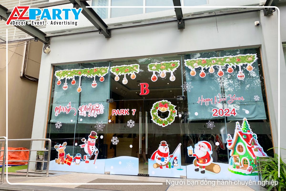 Cửa kính sảnh B tại Vinhomes được dán decal noel đầy màu sắc, có các họa tiết như ông già noel, người tuyết, con tuần lộc, ngôi nhà gỗ, và dòng chữ "Merry Christmas" nổi bật